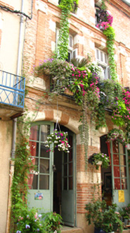 Rue de l'horloge maison fleurie Auvillar Sur les Chemins de randonnée de Saint Jacques de Compostelle hors Poitou-Charentes - Le Tarn et Garonne Jacquaire 