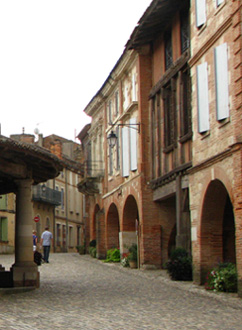Place de la halle Auvillar Sur les Chemins de randonnée de Saint Jacques de Compostelle hors Poitou-Charentes - Le Tarn et Garonne Jacquaire 