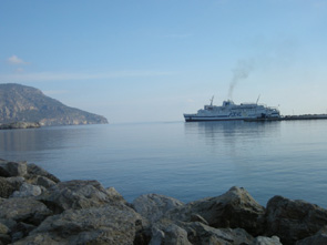 Pigadia Ferry quittant le port. Les Orchidées de Grèce - île de Karpathos (1) (Présentation)